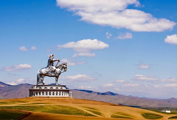 成吉思汗骑马雕像-1